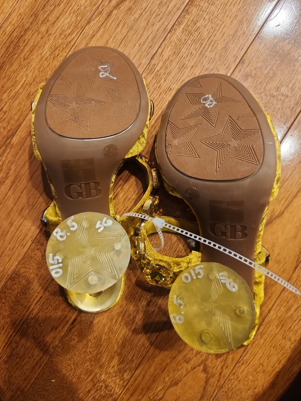 GB Mustard Velvet Rhinestone Clear Heel Sandals Size 8.5M - Picture 6 of 6